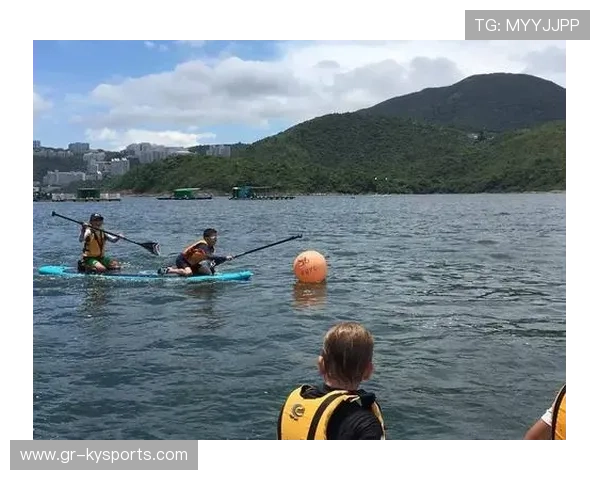 球员进球后从短裤里掏出高山族的独木舟，划舟庆祝时翻船
